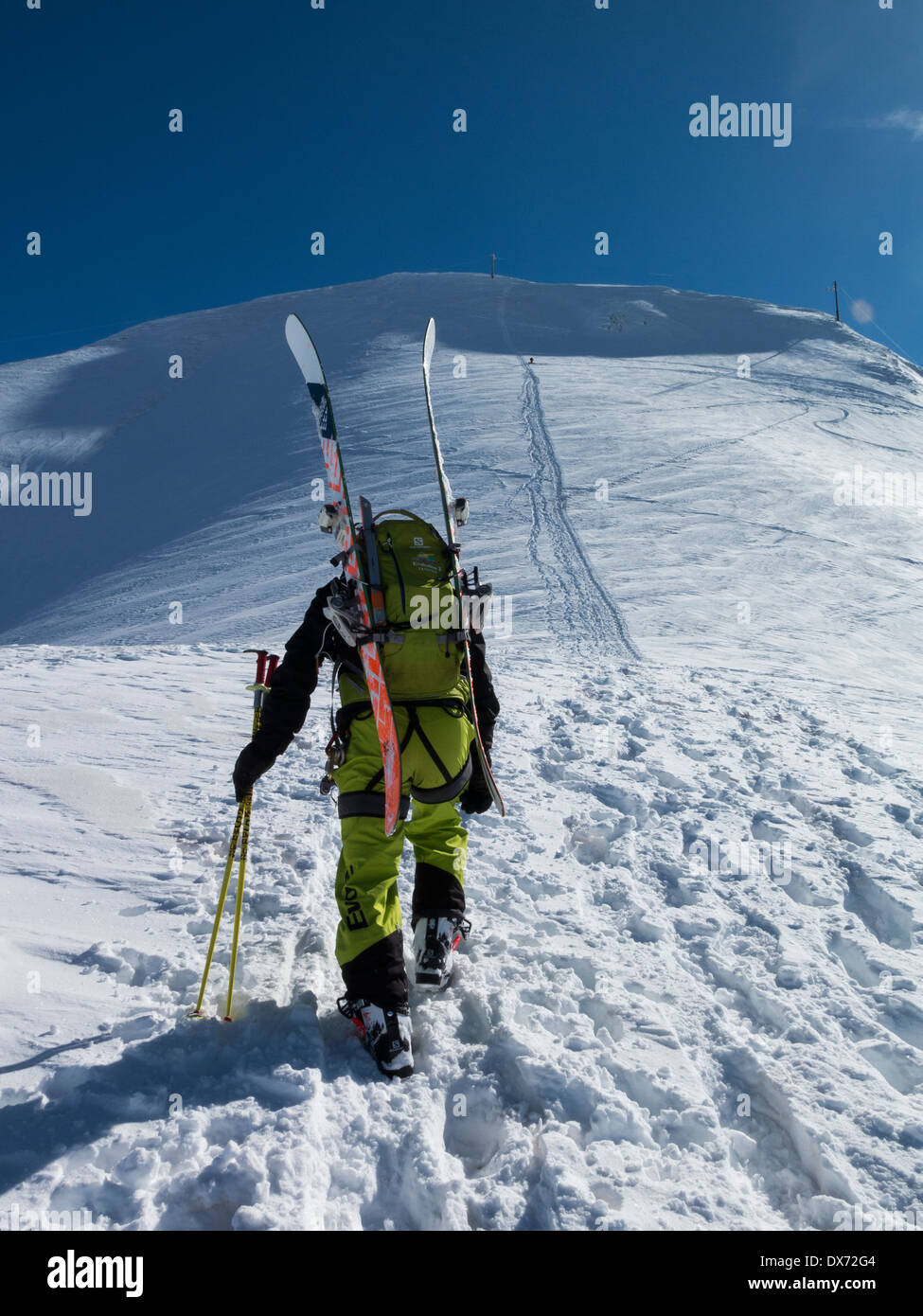 Fuori-pista di guida di alta montagna Henry Faup a piedi fino alla 'Massif de l'Étale' in La Clusaz nelle Alpi francesi. Foto Stock