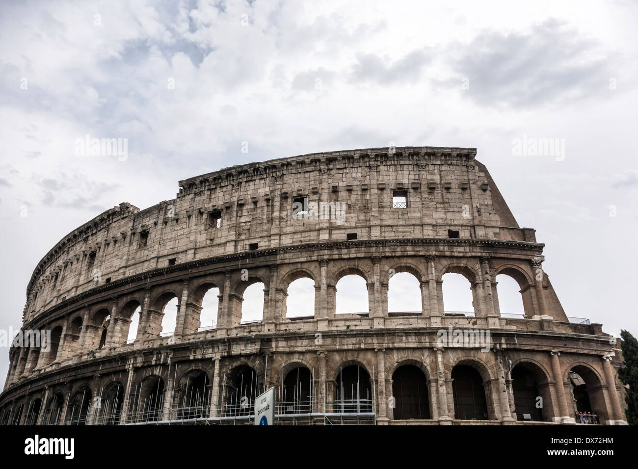 Vista del famoso e antico Colosseo a Roma, Italia Foto Stock