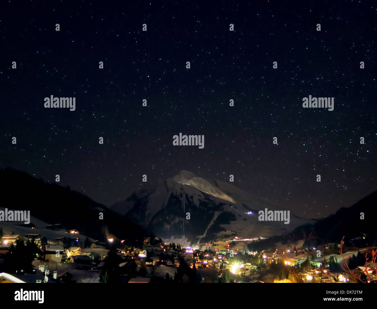 Il 'Massif de l'Étale' sotto un croccante di notte stellata in La Clusaz nelle Alpi francesi. Foto Stock