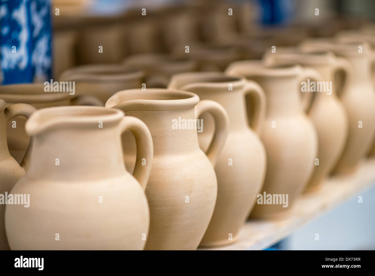 Vista ravvicinata di stoviglie in ceramica disposti sul ripiano in laboratorio di ceramica Foto Stock