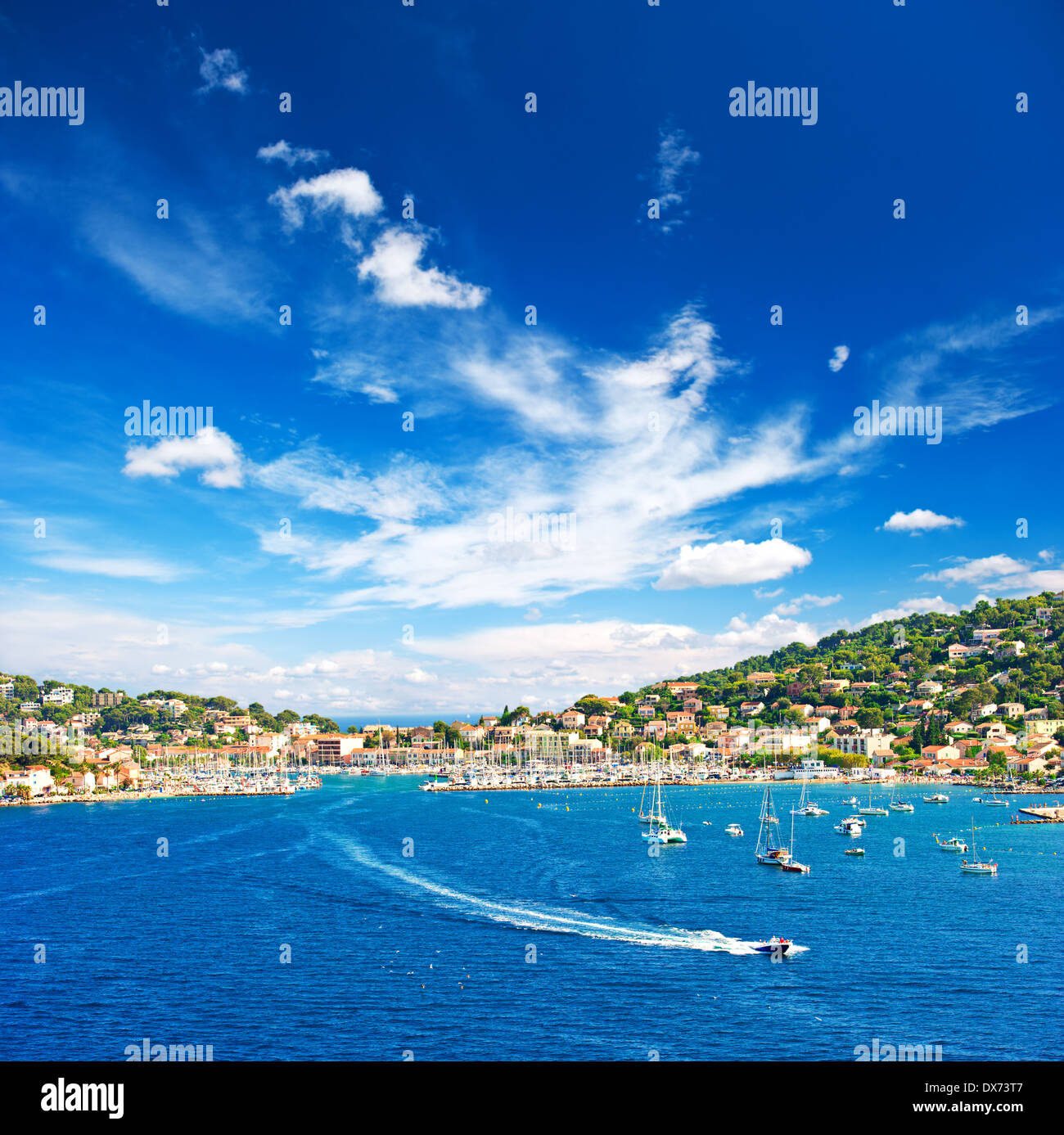 Bellissimo paesaggio mediterraneo con cielo blu. vista resort e la baia di Cote d Azur in Provenza, Francia Foto Stock