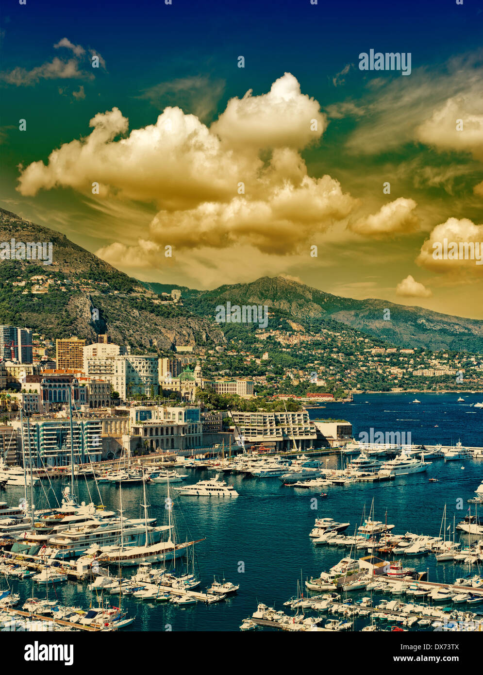 Bel tramonto a Monaco. paesaggio mediterraneo con drammatica cielo molto nuvoloso Foto Stock