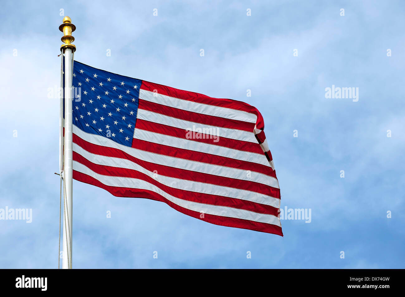 Bandiera americana mostra noi a stelle e strisce al vento Foto Stock