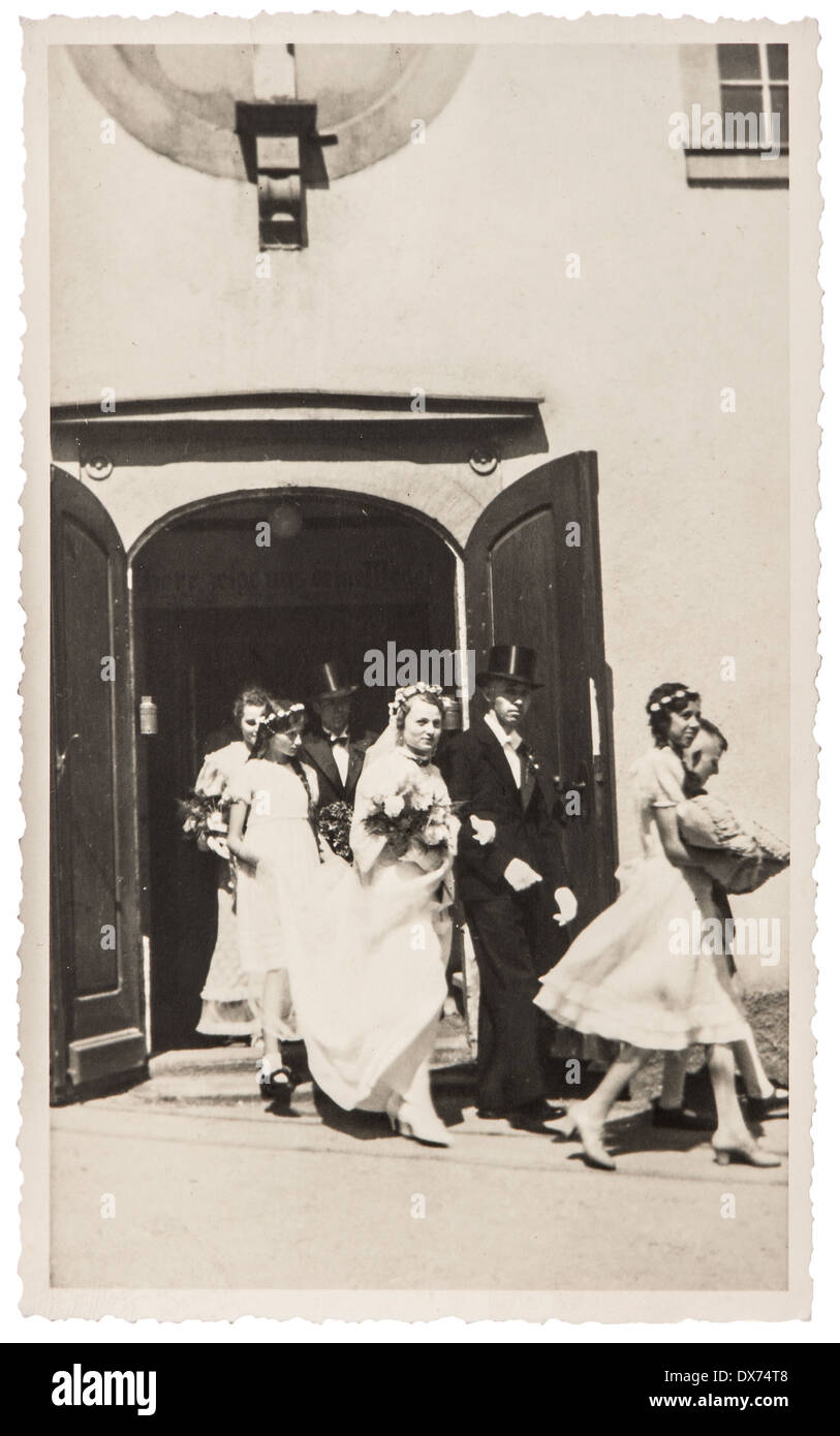 Berlino, Germania - circa 1930: originali antichi wedding photo. ritratto di appena una coppia sposata. immagine nostalgica, circa 1930 Foto Stock