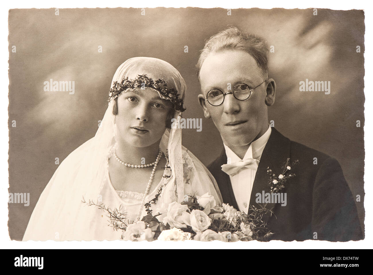 Berlino, Germania - circa 1920: originali antichi wedding photo. ritratto di appena una coppia sposata. immagine nostalgica, circa 1920 Foto Stock