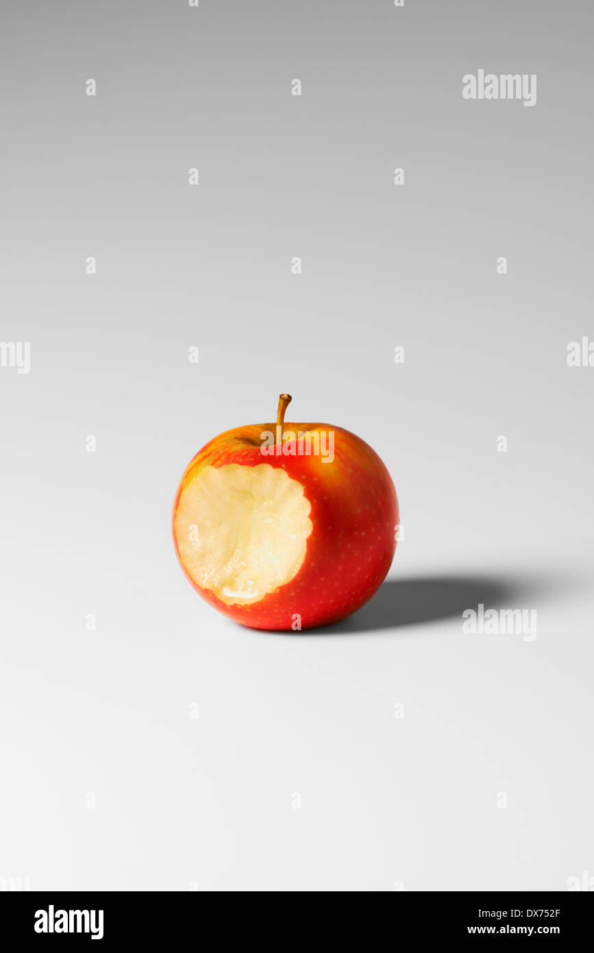 Red apple con il morso mark Foto Stock