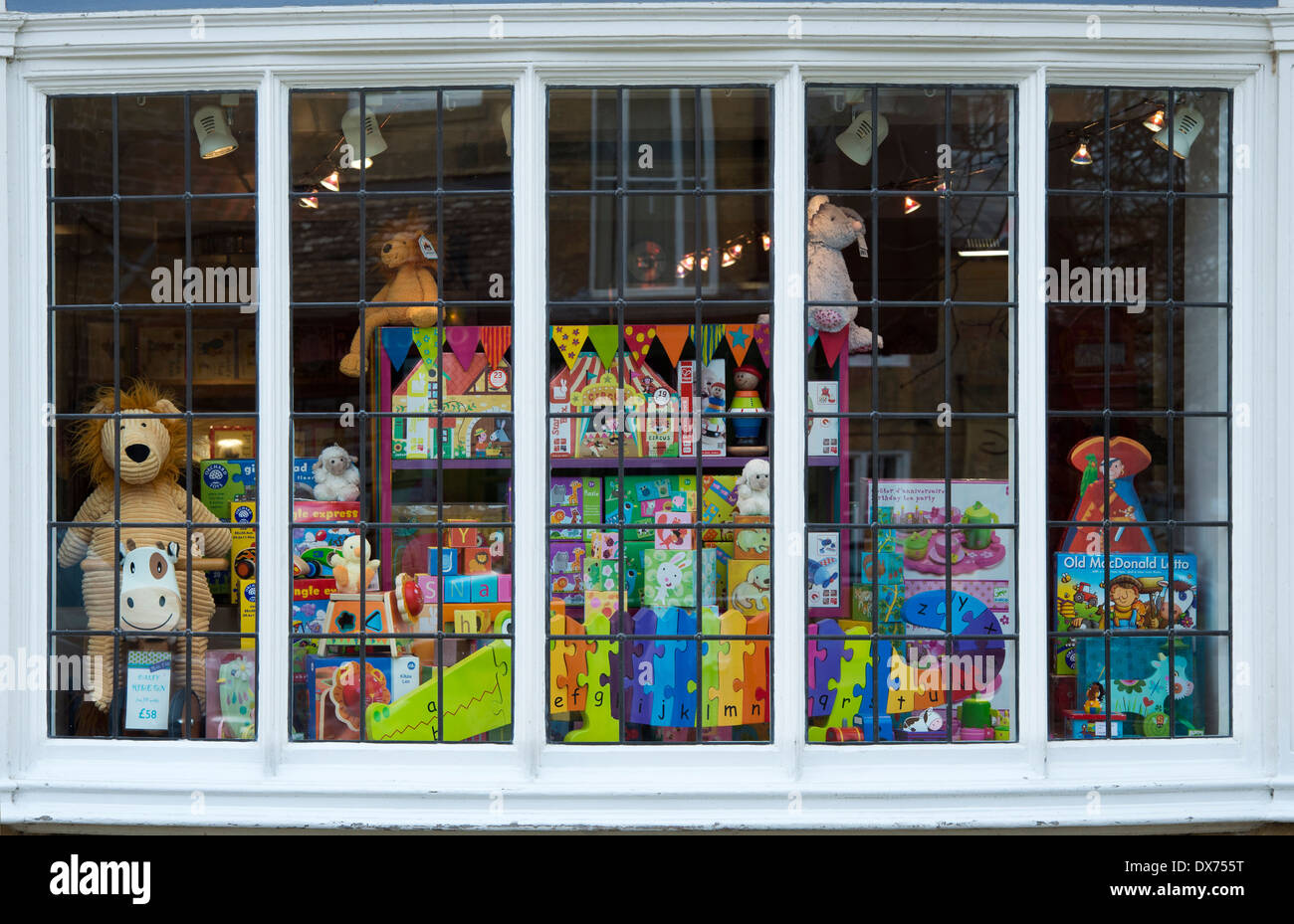Colorato Rikki Tikki Toy vetrina, Broadway, Cotswolds, Worcestershire, Inghilterra Foto Stock