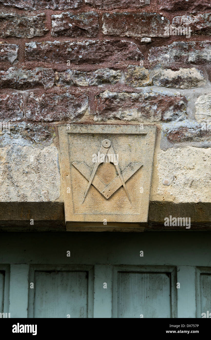 La Piazza della Loggia massonica e compassi sopra l'entrata di Stow on the Wold Masonic Hall, Cotswolds, Gloucestershire, Inghilterra Foto Stock