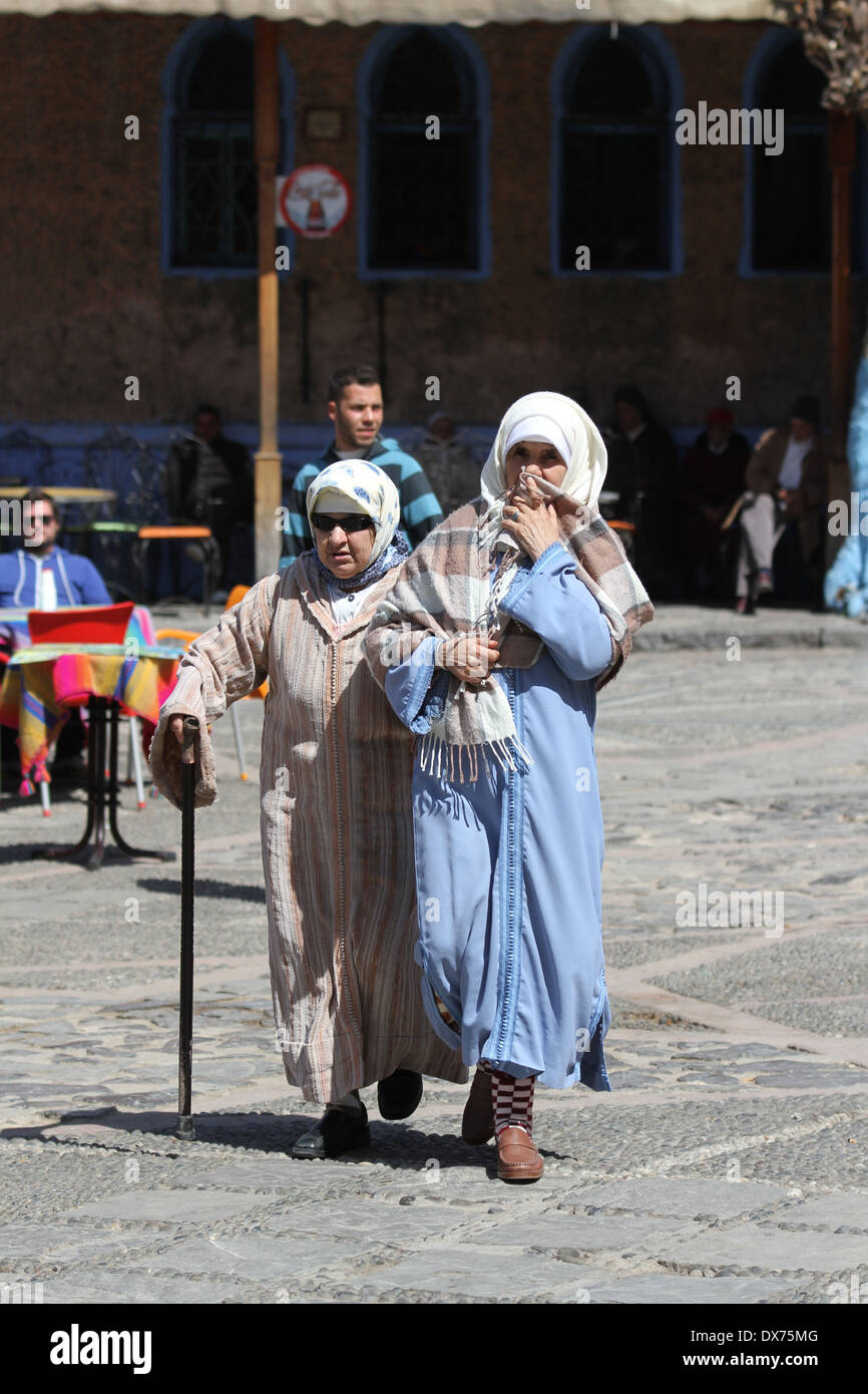 Vecchie donne che indossano vestiti tradizionali a Chefchaouen Marocco Foto Stock