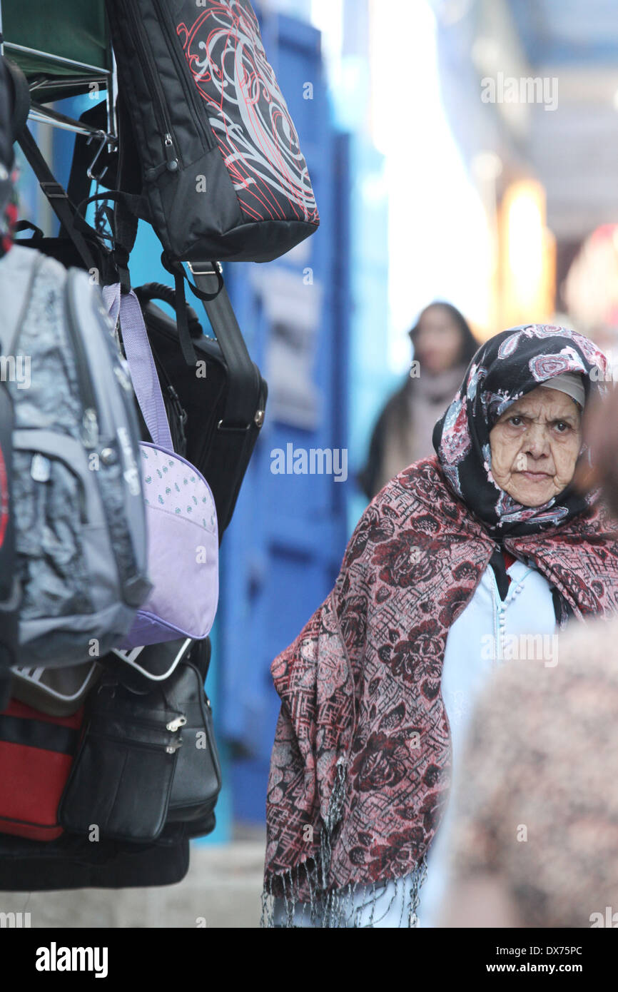 Vecchie donne che indossano vestiti tradizionali a Chefchaouen Marocco Foto Stock