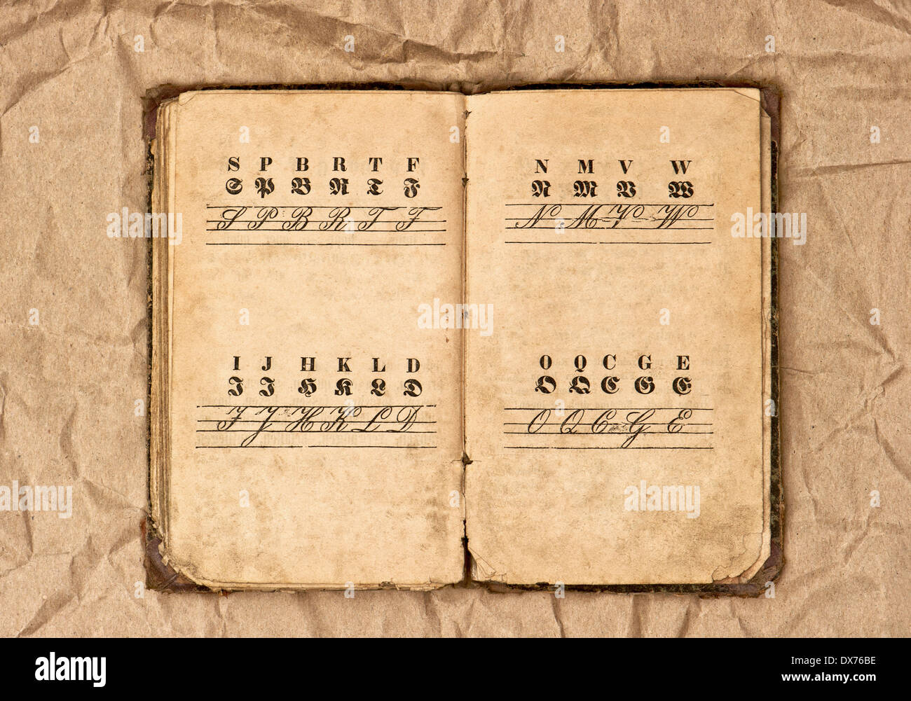 Aprire antique Alphabet Book su grungy sfondo. il concetto di istruzione Foto Stock