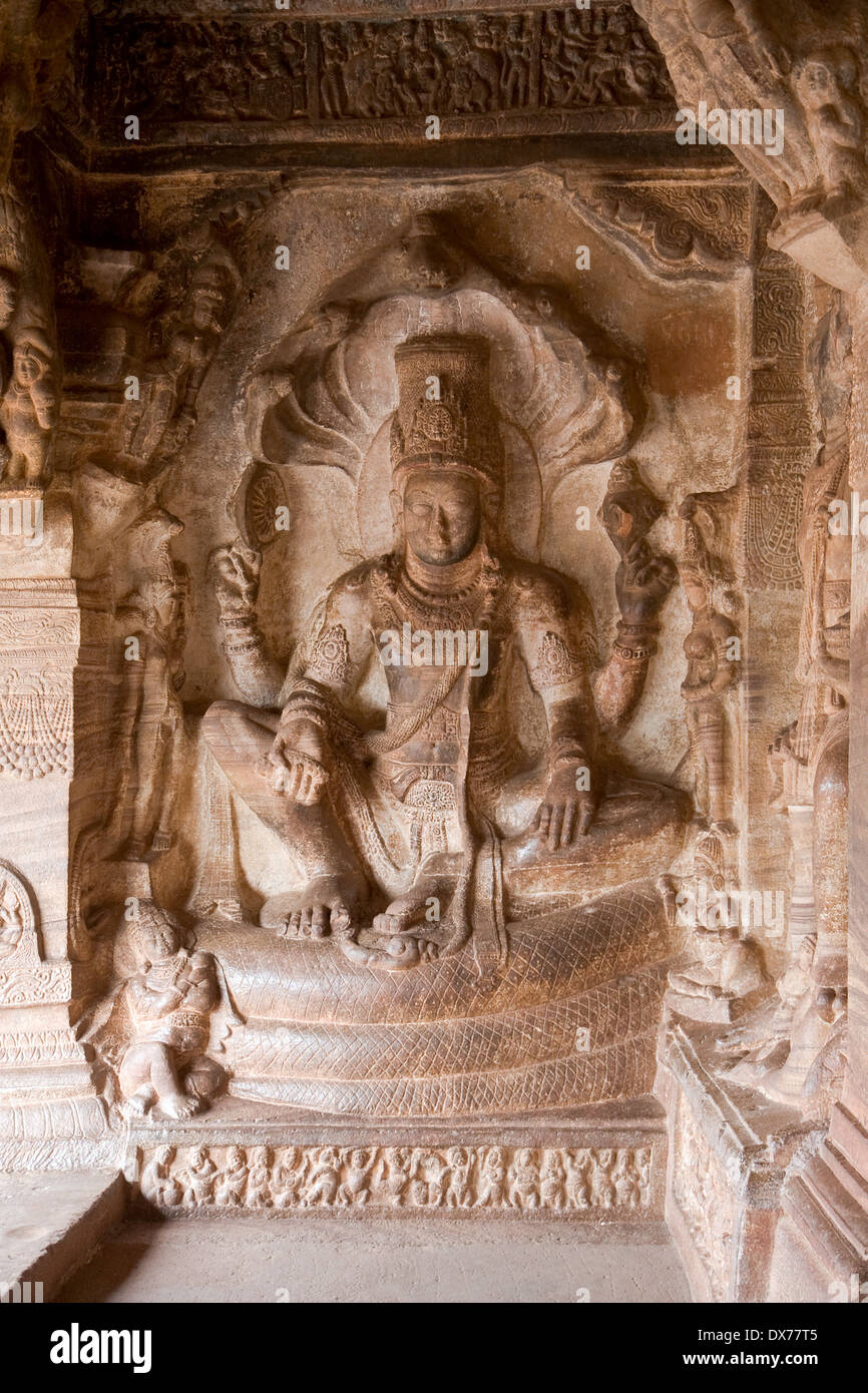 Asia, India, Karnataka, Badami, grotta Badami III, Vishnu con il serpente Ananta- Shesha Foto Stock