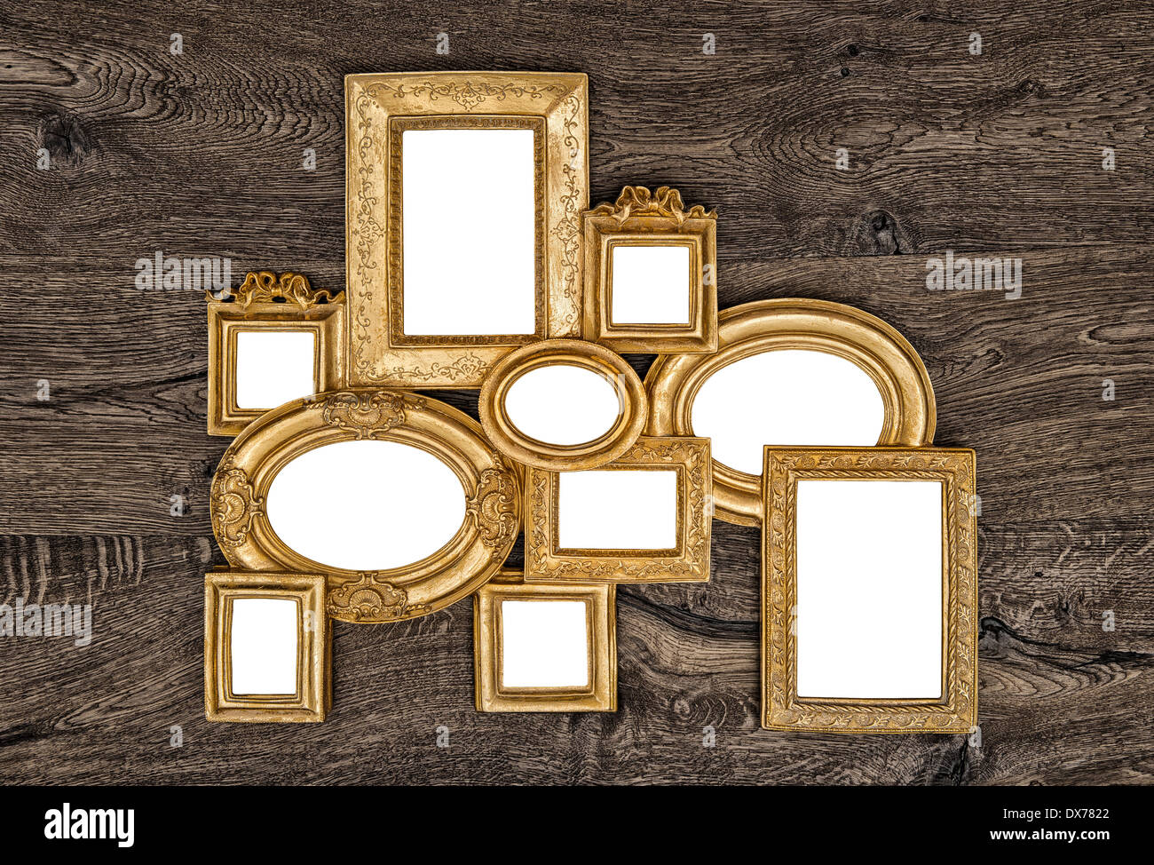 Antica cornice dorata su legno rustico sfondo. vuota cornice barocca per foto e foto Foto Stock