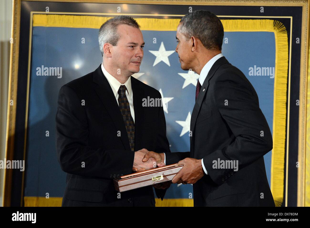 Il Presidente Usa Barack Obama presenta la medaglia d'onore di Tyronne Espinoza in nome del suo tardi padre Corp. Victor H. Espinoza, uno dei 24 veterani dell esercito per ricevere il premio come parte del valor 24 cerimonia tenutasi alla Casa Bianca Marzo 18, 2014 a Washington D.C. Caporale Victor H. Espinoza si distinse per atti di galanteria e intrepidity al di sopra e al di là di call of duty in Chorwon, Corea il 1 agosto 1952. Foto Stock