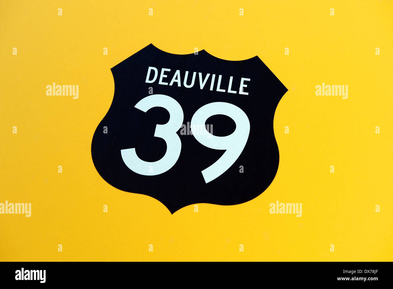 Deauville 39 logo sul giallo auto cofano Foto Stock