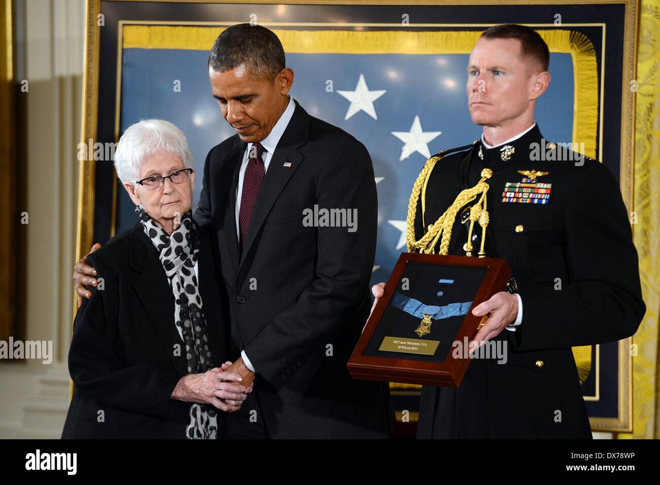 Il Presidente Usa Barack Obama presenta la medaglia d'onore di Nancy Weinstein a nome del defunto marito Sgt. Jack Weinstein, uno dei 24 veterani dell esercito per ricevere il premio come parte del valor 24 cerimonia tenutasi alla Casa Bianca Marzo 18, 2014 a Washington D.C. Sgt. Jack Weinstein si distinse per atti di galanteria e intrepidity al di sopra e al di là di call of duty in Kumsong, Corea il 19 ottobre 1951. Foto Stock