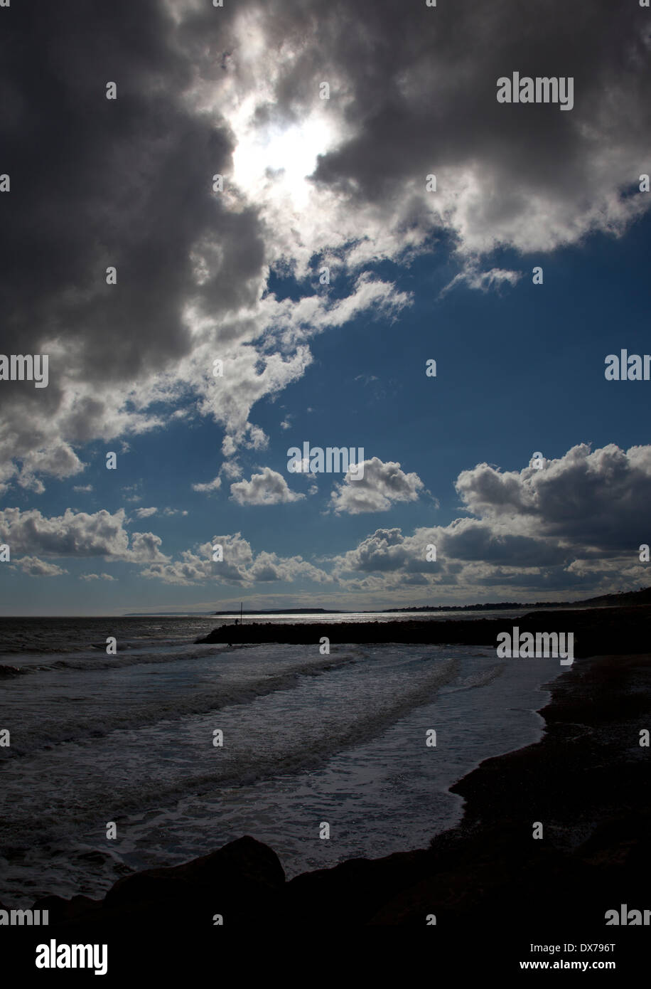 Aria di tempesta sul mare a Highcliffe-su-mare in Dorset, Inghilterra. Foto Stock