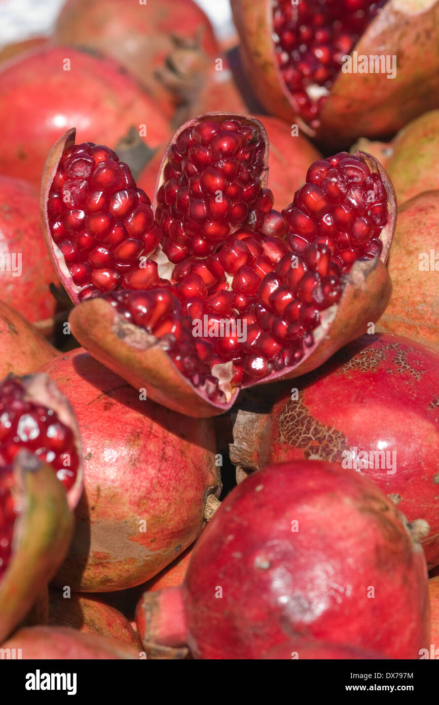 Asia, India, Karnataka, Mysore, Mercato Devaraja, ​​pomegranate a fette Foto Stock