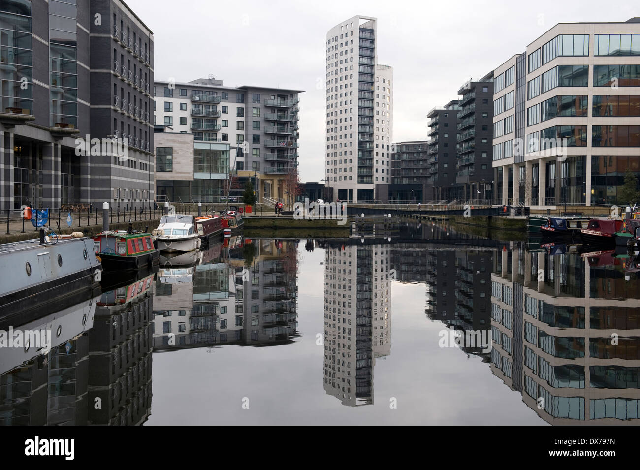 Nuovo Dock (ex Clarence Dock) è un misto di sviluppo con i negozi, gli uffici e la presenza di piacere nel centro di Leeds, Regno Unito. Foto Stock