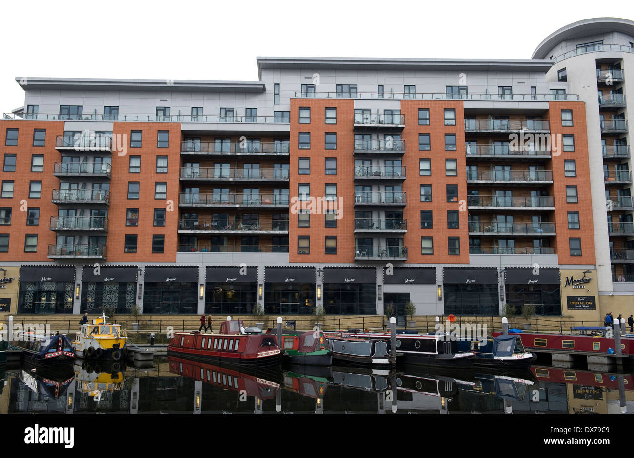 Chiatte a nuovo Dock (ex Clarence Dock) che è un misto di sviluppo con vendita al dettaglio, ufficio e per il tempo libero in presenza di Leeds, Regno Unito Foto Stock