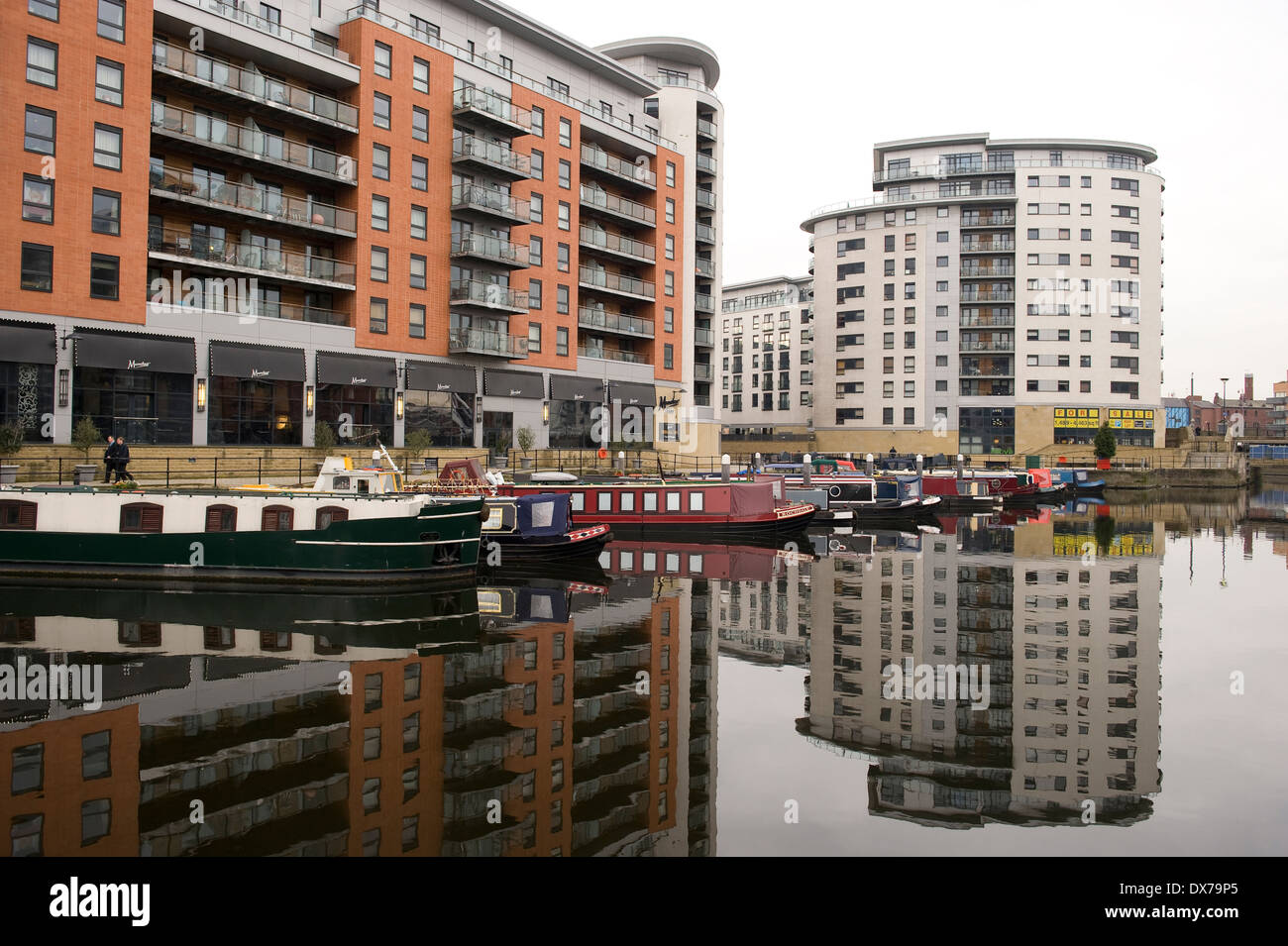 Nuovo Dock (ex Clarence Dock) è un misto di sviluppo con i negozi, gli uffici e la presenza di piacere nel centro di Leeds, Regno Unito. Foto Stock