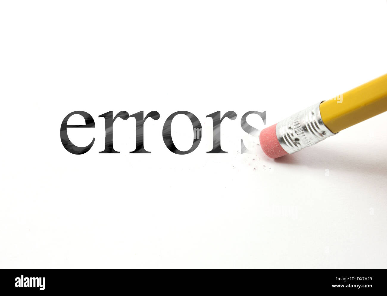 La parola scritta degli errori con una matita su carta bianca. Una gomma da matita è di iniziare a cancellare la parola errori. Foto Stock