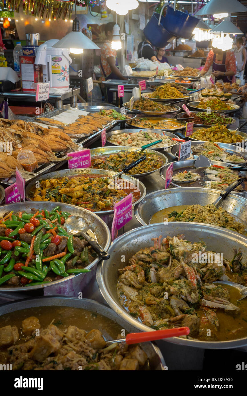 Il cibo cotto si spegne al o Tor Kor Market Bangkok Foto Stock