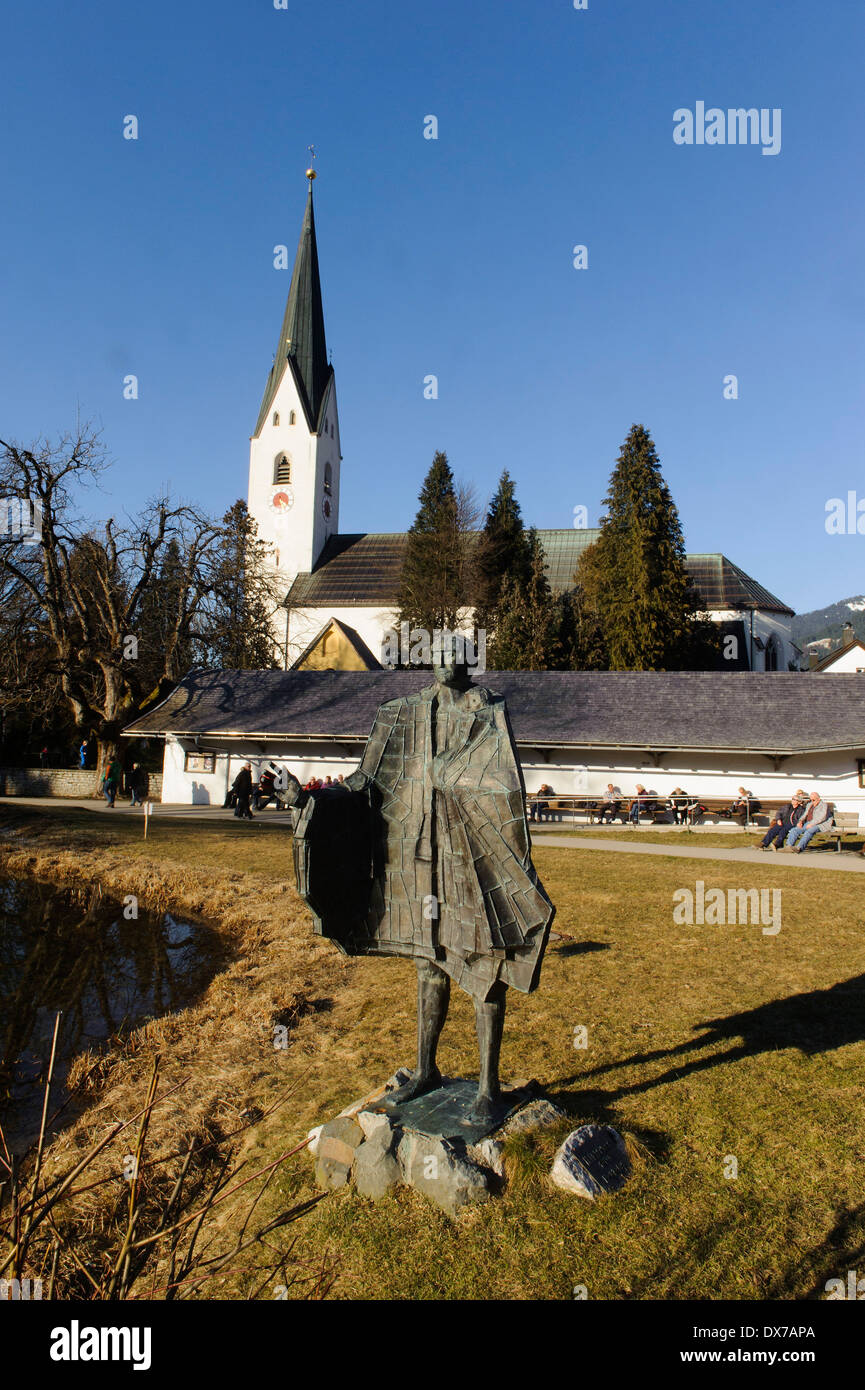 Chiesa cattolica di St. Johann Baptist e sculture nel parco termale a Oberstdorf in Algovia, Baviera, Germania Foto Stock