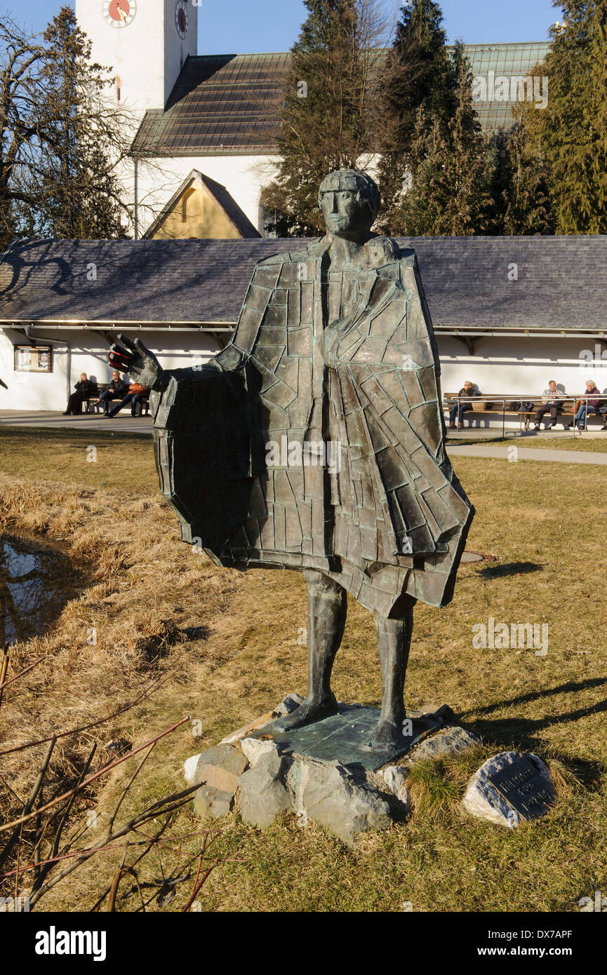 Chiesa cattolica di St. Johann Baptist e sculture nel parco termale a Oberstdorf in Algovia, Baviera, Germania Foto Stock