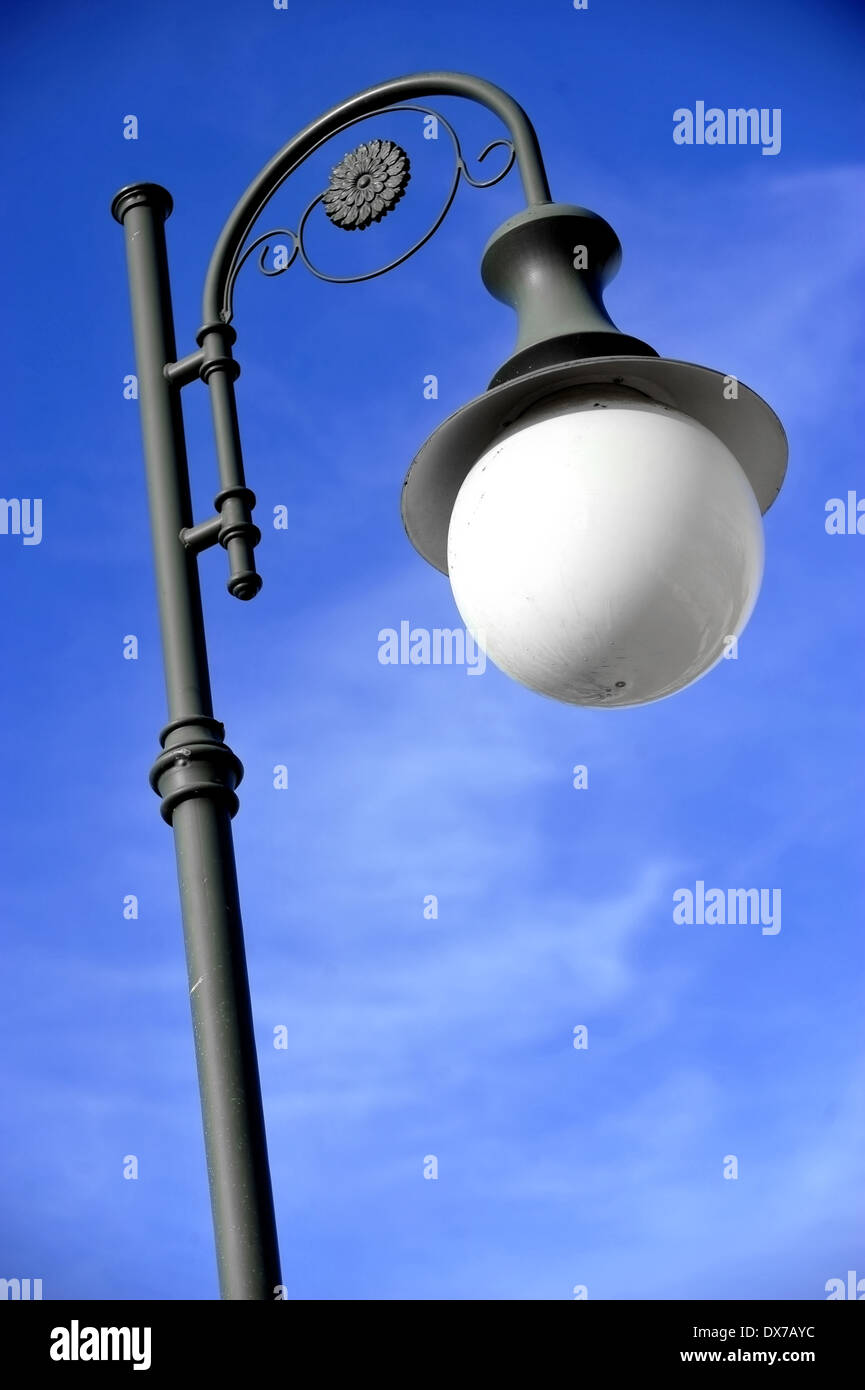 Outdoor illuminazione pubblica pole con cielo blu su sfondo Foto Stock