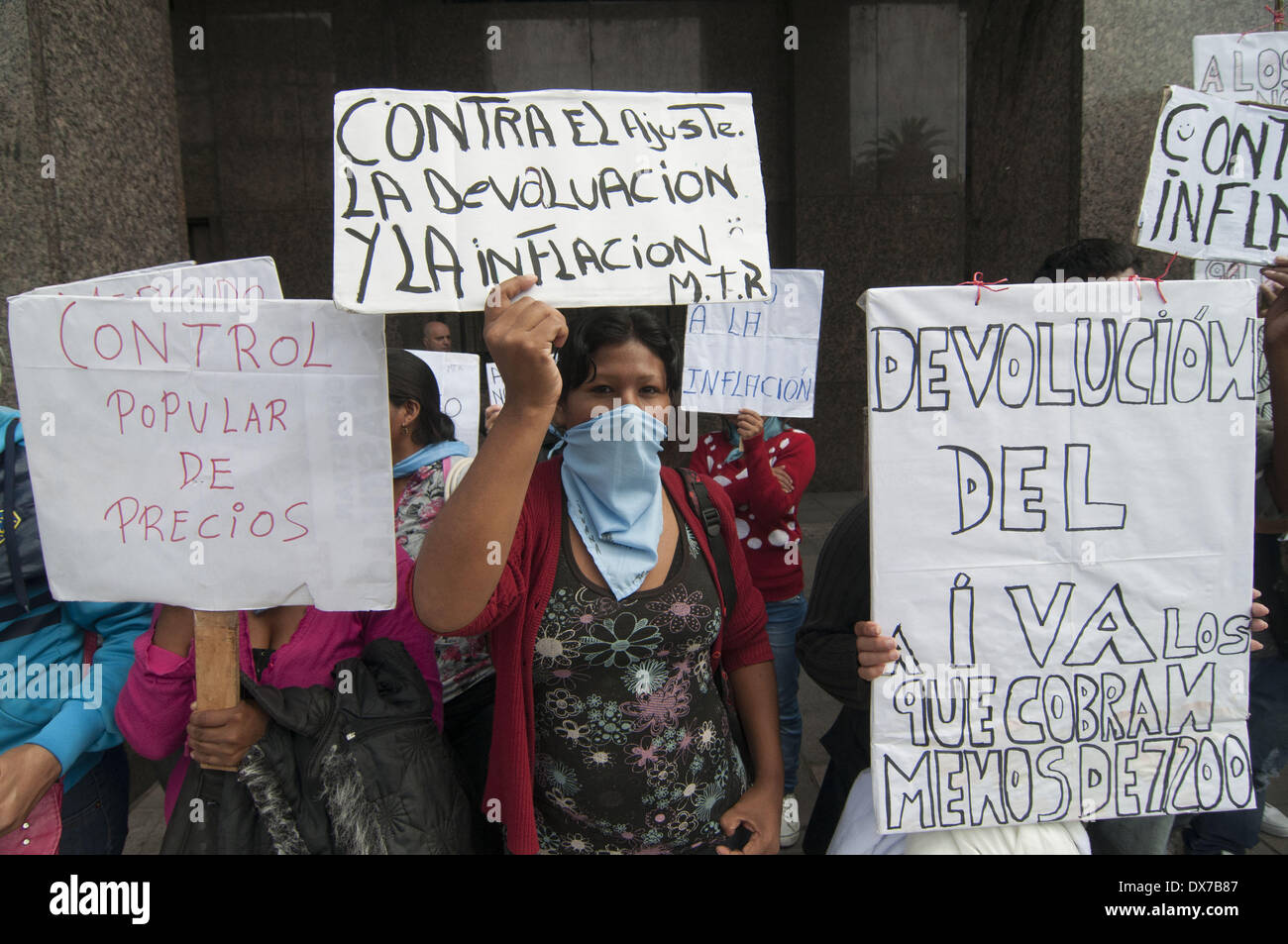 Buenos Aires, Buenos Aires, Argentina. Xix Mar, 2014. Guidati dal gruppo radicale di quebracho, organizzazioni sociali dimostrare di fronte al Ministero dell'economia in Buenos Aires. Sotto lo slogan "non vogliamo ritornare al 90's'' chiedono controllo popolare dei prezzi, una riduzione delle imposte sul reddito e la ridistribuzione della ricchezza. © Patricio Murphy/ZUMAPRESS.com/Alamy Live News Foto Stock