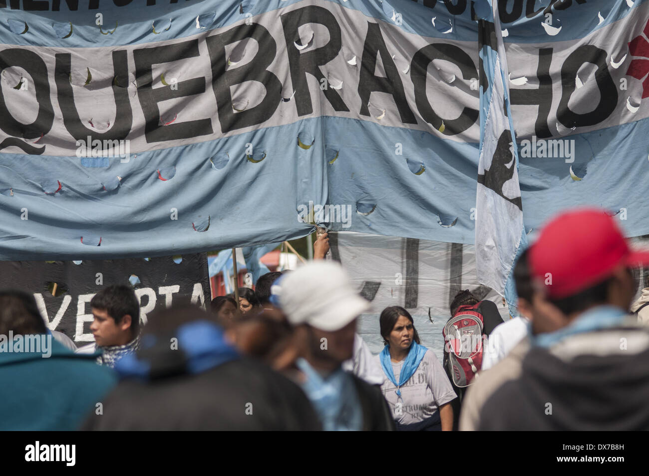 Buenos Aires, Buenos Aires, Argentina. Xix Mar, 2014. Guidati dal gruppo radicale di quebracho, organizzazioni sociali dimostrare di fronte al Ministero dell'economia in Buenos Aires. Sotto lo slogan "non vogliamo ritornare al 90's'' chiedono controllo popolare dei prezzi, una riduzione delle imposte sul reddito e la ridistribuzione della ricchezza. © Patricio Murphy/ZUMAPRESS.com/Alamy Live News Foto Stock