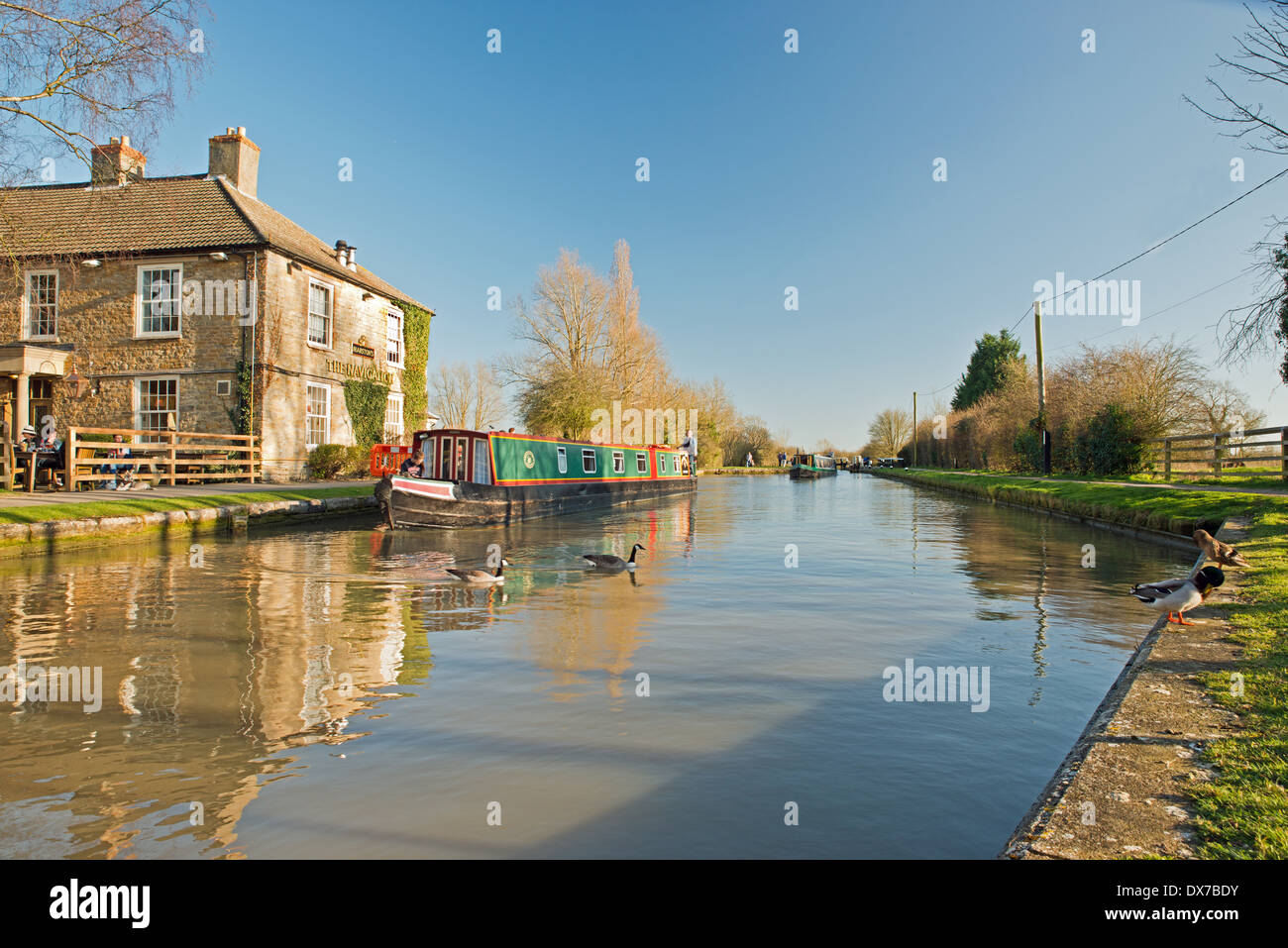 Barca stretta sul Grand Union Canal at Stoke Bruerne Northamptonshire Foto Stock