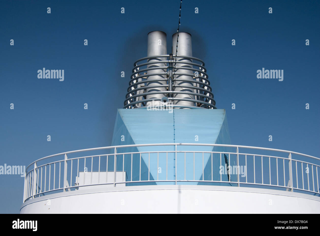 Traghetti per la Sardegna MOBY - fumatori Camino dettaglio in una giornata di sole Foto Stock