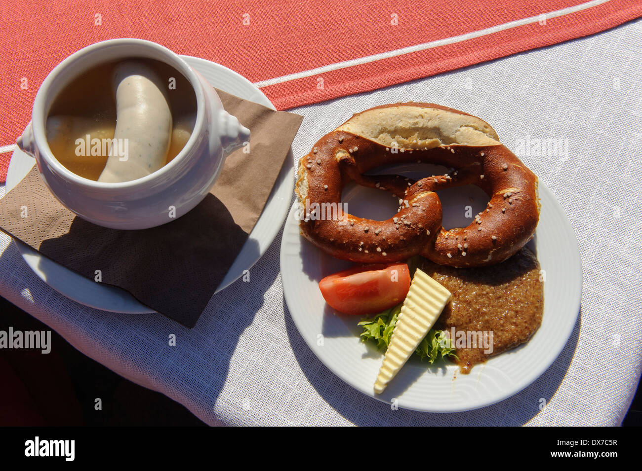 Un pasto leggero con pretzel e salsiccia bavarese, Algovia, Baviera, Germania Foto Stock