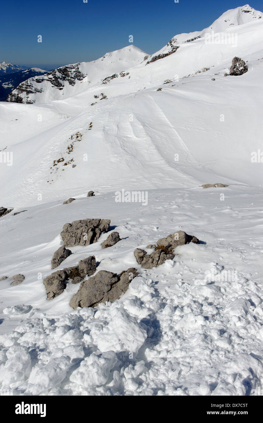 Escursioni invernali sentiero vicino Hillstation Höfatsblick, Mt.Nebelhorn vicino a Oberstdorf, Algovia, Baviera, Germania Foto Stock