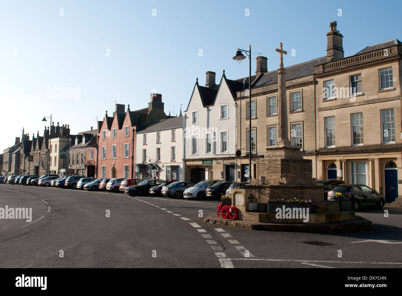 Memoriale di guerra e Broad Street, Chipping Sodbury, Gloucestershire, England, Regno Unito Foto Stock