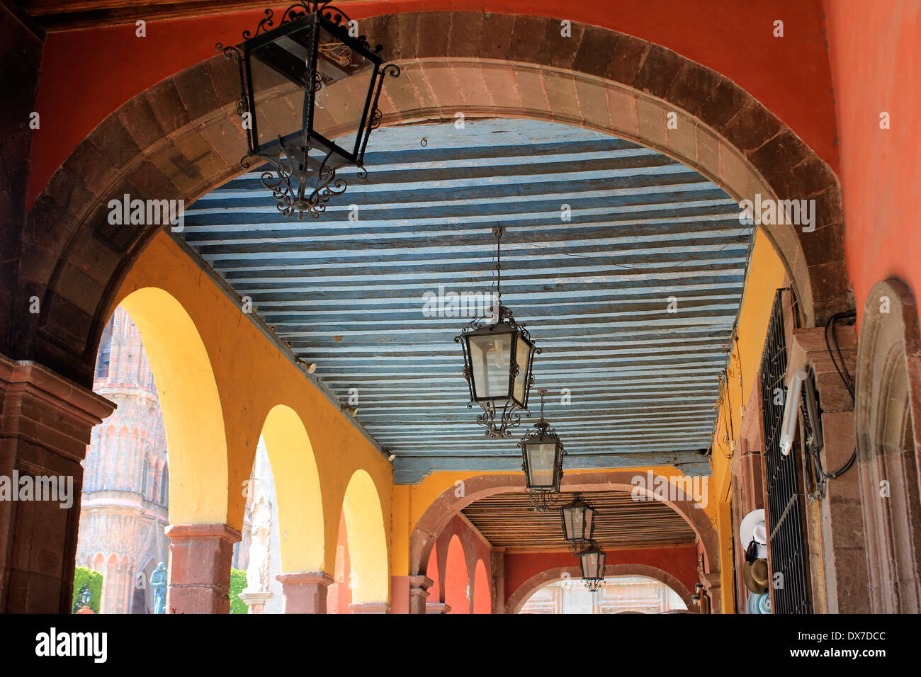 Archi colorati in San Miguel De Allende, Guanajuato, Messico Foto Stock