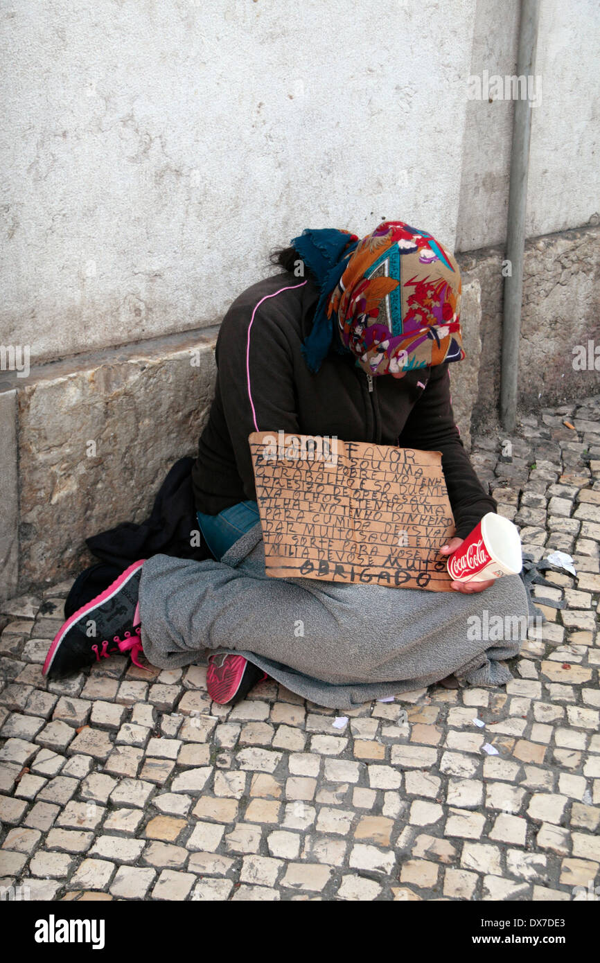 Un mendicante femmina con una bacheca di Lisbona (Lisboa), Portogallo. Foto Stock