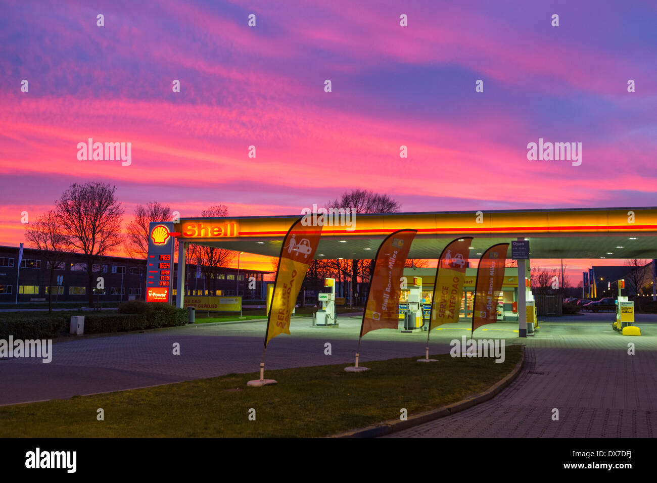 Distributore di benzina Shell stazione di riempimento con il cielo di post-incandescenza nei Paesi Bassi Foto Stock