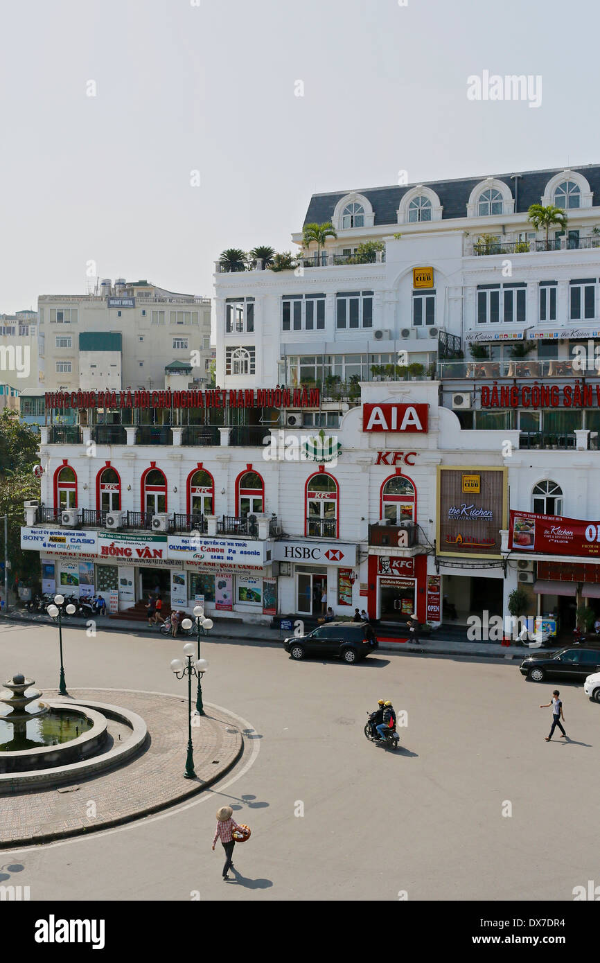 Il consumatore moderno merci, fast food e ristoranti, caffetterie e le banche cominciano a invadere sulla città vecchia di Hanoi e. Hanoi, Vietnam, Foto Stock