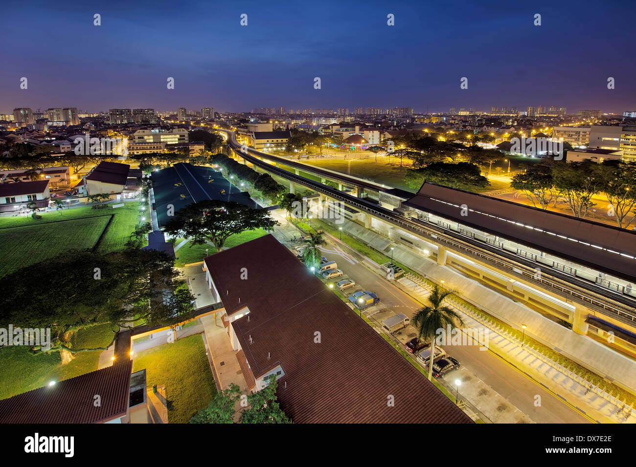 Eunos quartiere residenziale di MRT di treno dalla Stazione di Singapore durante la mattina presto alba ora blu Foto Stock