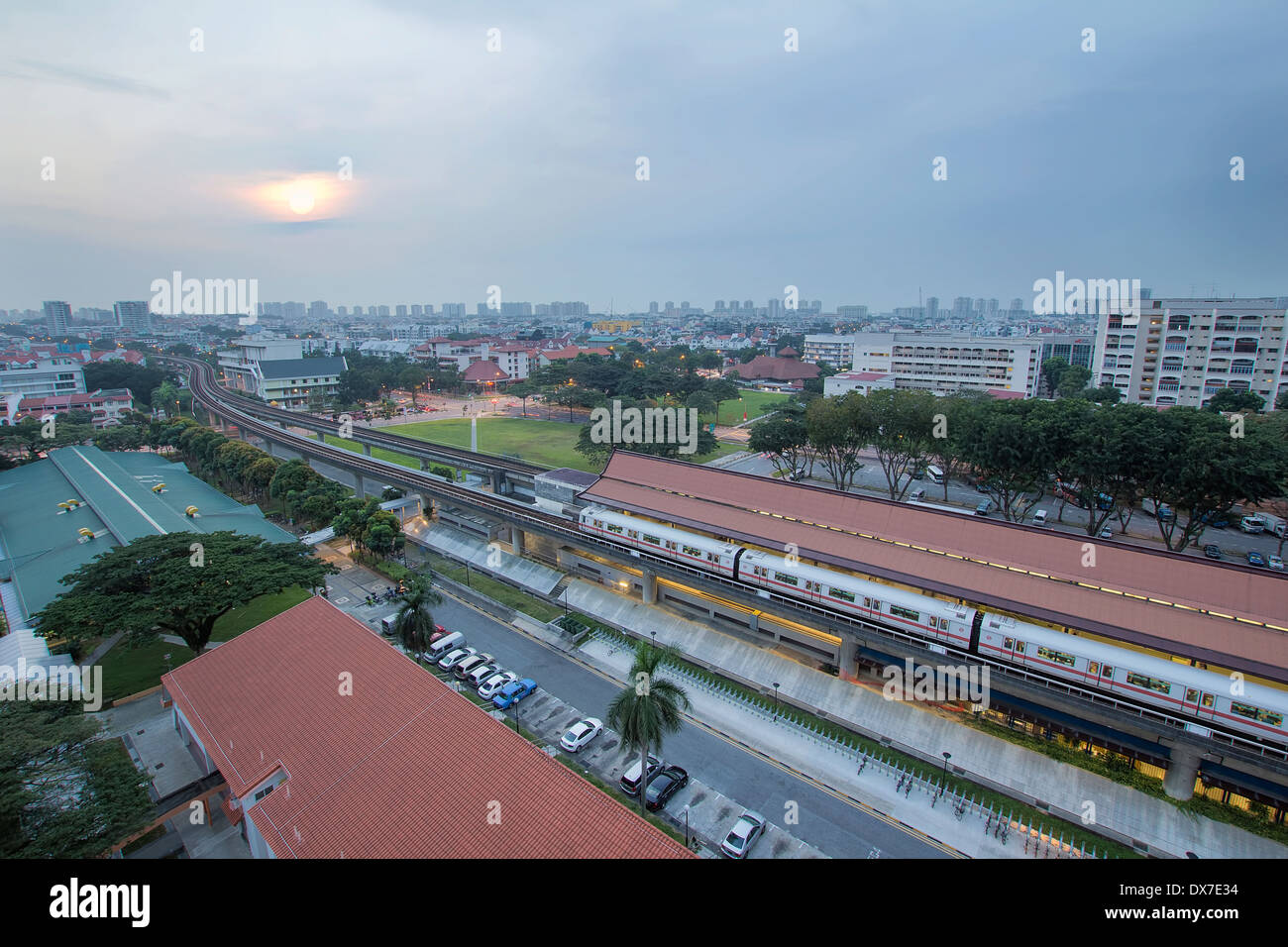 Eunos quartiere residenziale di MRT di treno dalla Stazione di Singapore durante la mattina presto Alba Sunrise Foto Stock