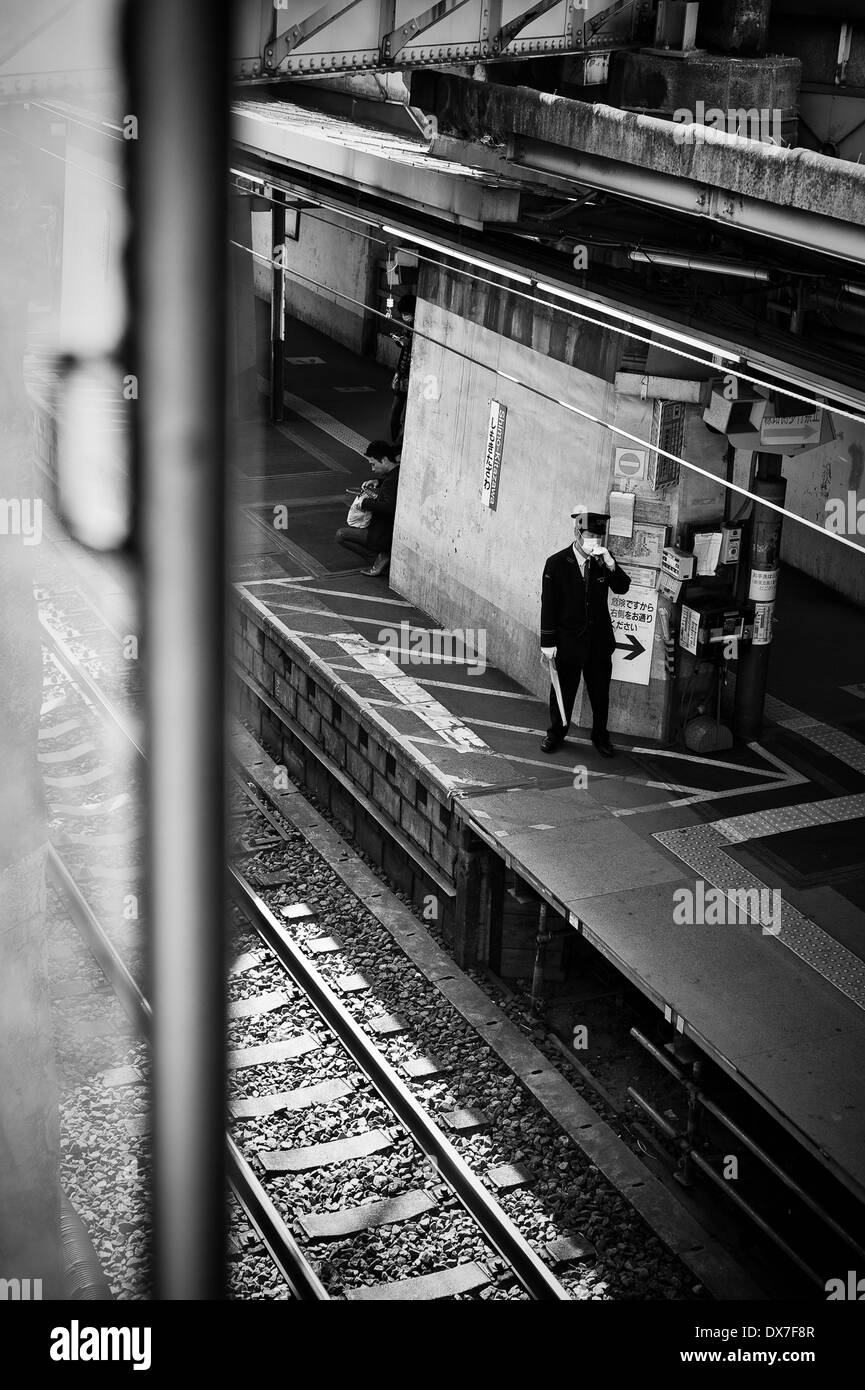 La piattaforma del treno in Shimokitazawa, Tokyo, Giappone Foto Stock
