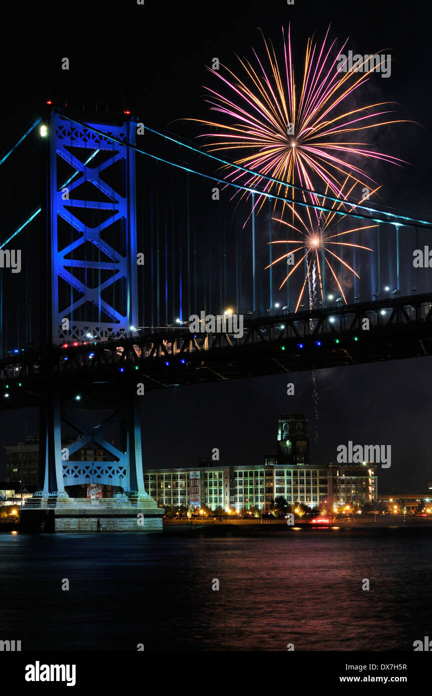 Fuochi d'artificio oltre il Ben Franklin e il ponte del fiume Delaware, tra Camden , New Jersey e Philadelphia, Pennsylvania. Foto Stock