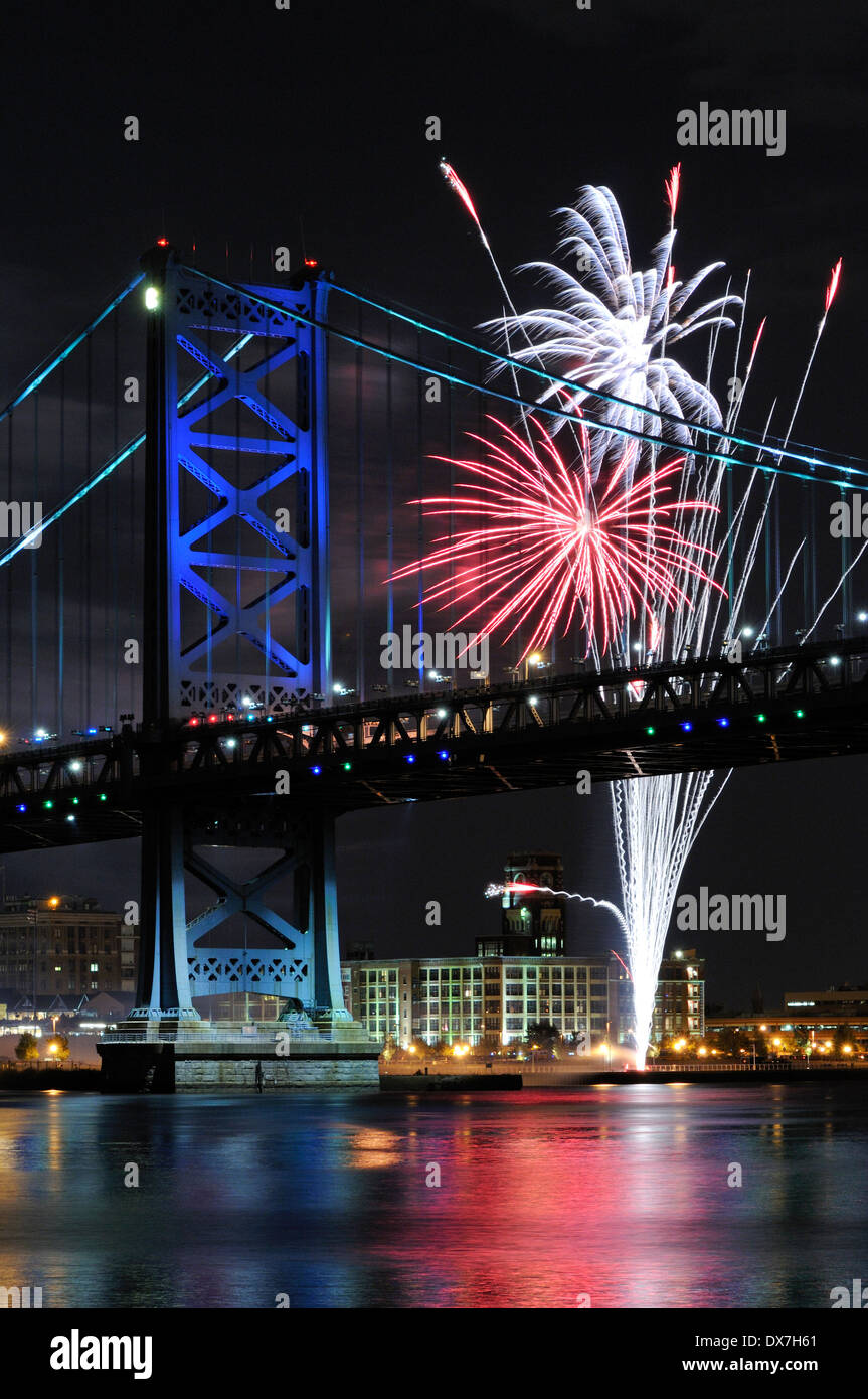 Fuochi d'artificio oltre il Ben Franklin e il ponte del fiume Delaware, tra Camden , New Jersey e Philadelphia, Pennsylvania. Foto Stock