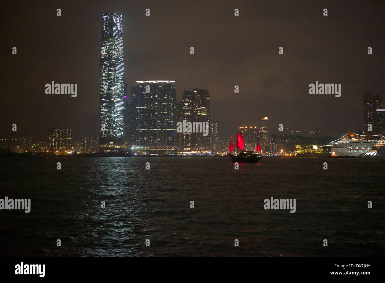Hong Kong Kowloon skyline vista dal mare di notte Foto Stock