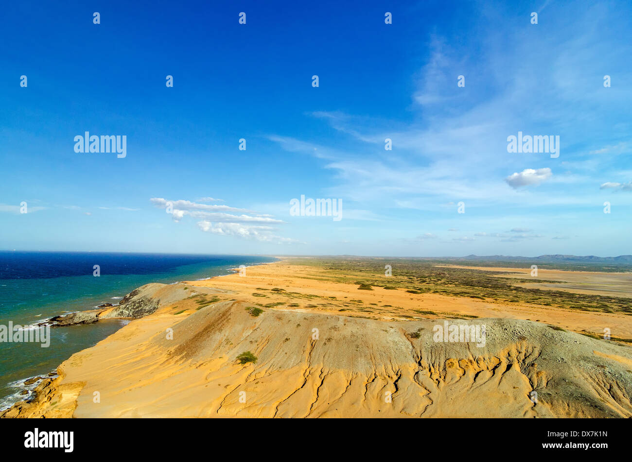 Deserto secco paesaggio costiero vicino al Mar dei Caraibi a La Guajira, Colombia Foto Stock