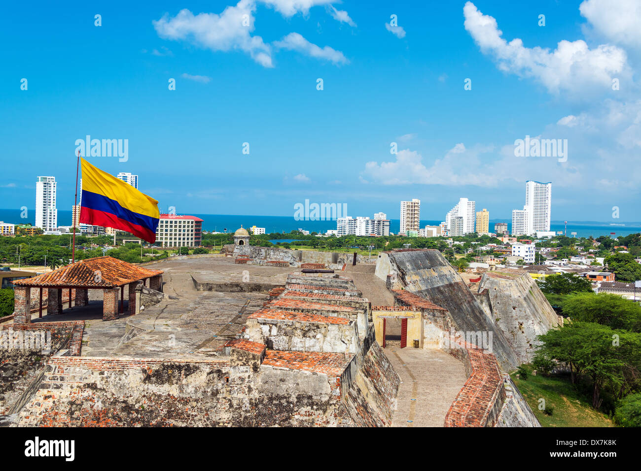 Vista di San Felipe de Barajas castello e lo skyline di Cartagena, Colombia con un grande Colombia bandiera Foto Stock