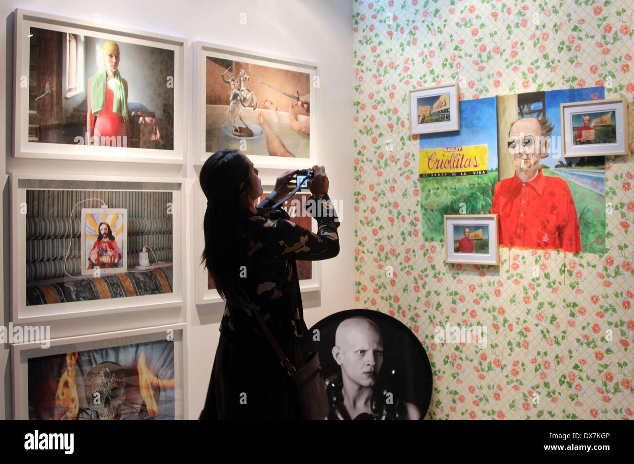 Lima, Perù. Xix Mar, 2014. Un visitatore prende la foto di un'opera dell'artista Marcos Lopez, durante la Lima Internacional Fiera di Arte Contemporanea "Arte Lima 2014', inaugurato nell'esercito superiore di scuola di guerra, nel distretto di Chorrilos, dipartimento di Lima, Perù, il 19 marzo 2014. La seconda edizione del "Arte Lima 2014' equo, svoltasi dal 20 marzo al 23 marzo, mira a consolidare la stessa nelle fiere internazionali del calendario, con la partecipazione di 15 paesi. © Luis Camacho/Xinhua/Alamy Live News Foto Stock